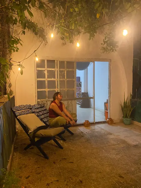 El patio del centro de noche, con una hilera de foquitos encendidos