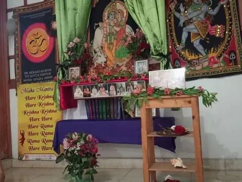 El templo del centro: el altar de Krishna con flores y el maha mantra