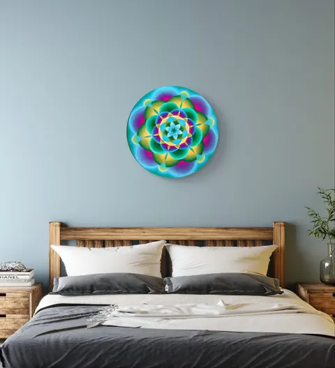 Simulación de uno de sus mandalas colgado sobre la cabecera de una recámara en tonos azul gris