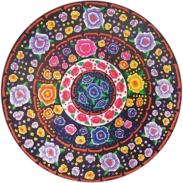 Mandala de la serie Cartografía de lo sagrado, con flores bordadas en rojo, rosa y azul